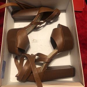Size 6 heels new with box